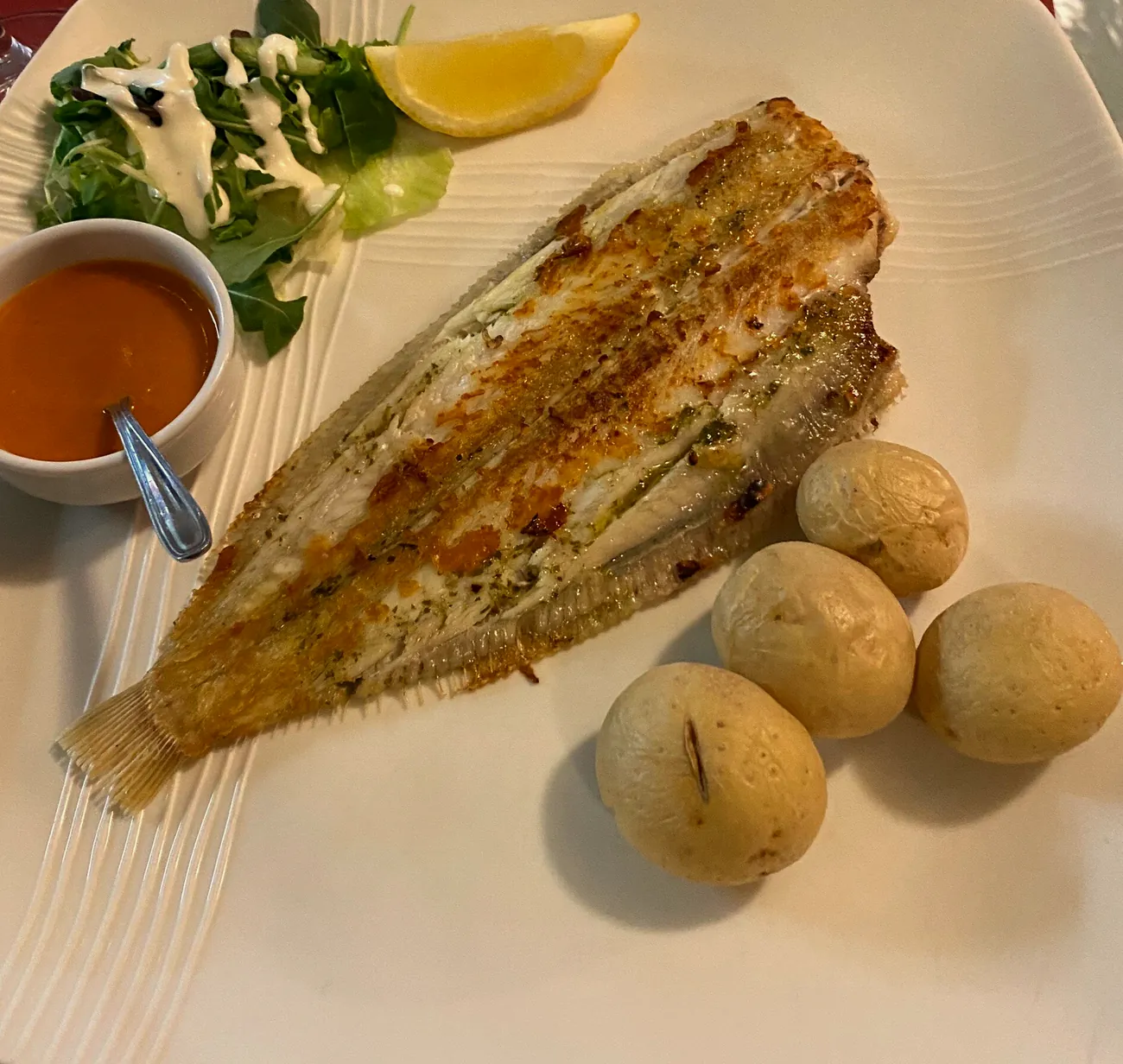 Lenguado a la plancha con papas arrugadas, mojo rojo y ensalada