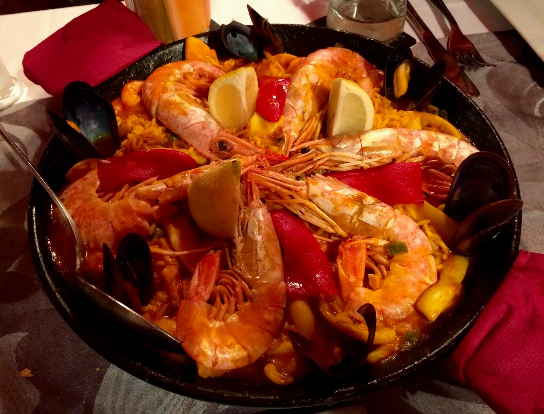 Paella de marisco con langostinos, mejillones y pimiento rojo